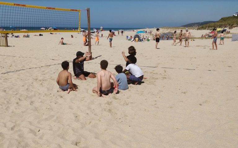 Le máis sobre o artigo Pasada a primeira semana de praia o volei sigue sendo un gran aliciente na praia de Razo